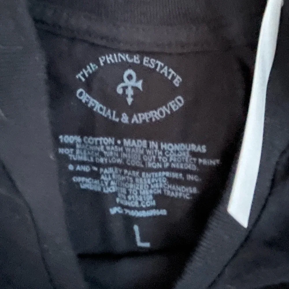 Prince Purple Rain Unisex Large Black T-shirt - New With Tags (NWT) - Picture 2 of 3